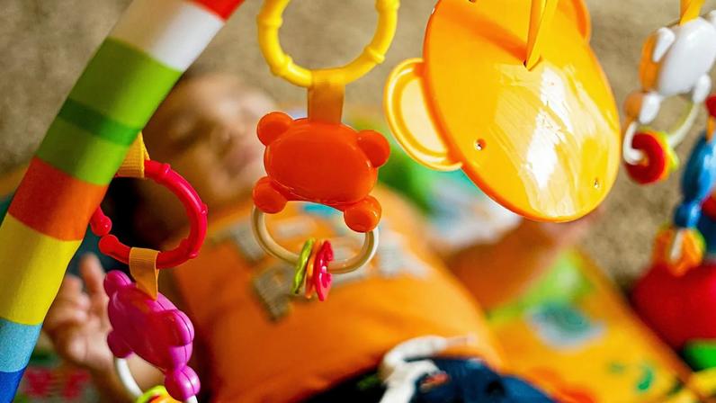 Implantes mamários, brinquedos de bebê e tinta: fontes de microplásticos