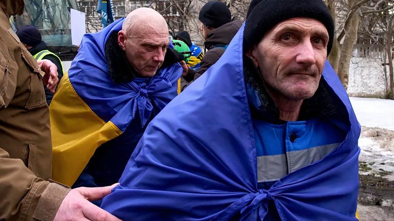 Ucrânia e Rússia trocam prisioneiros antes da trégua da Páscoa Ortodoxa