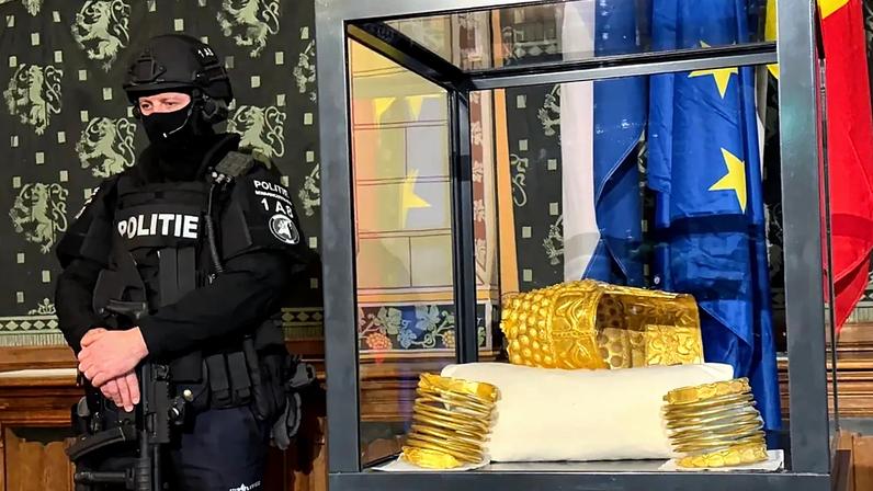 Elmo de ouro antigo romeno roubado de museu holandês é recuperado