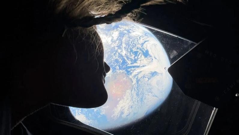 Equipe Artemis II chega ao lado oculto da Lua durante sobrevoo