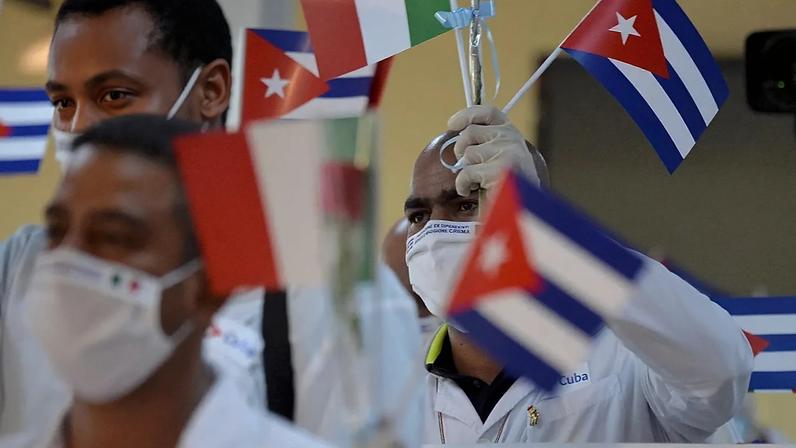 Cuba acusa EUA de pressionar a América Latina a cancelar acordos médicos