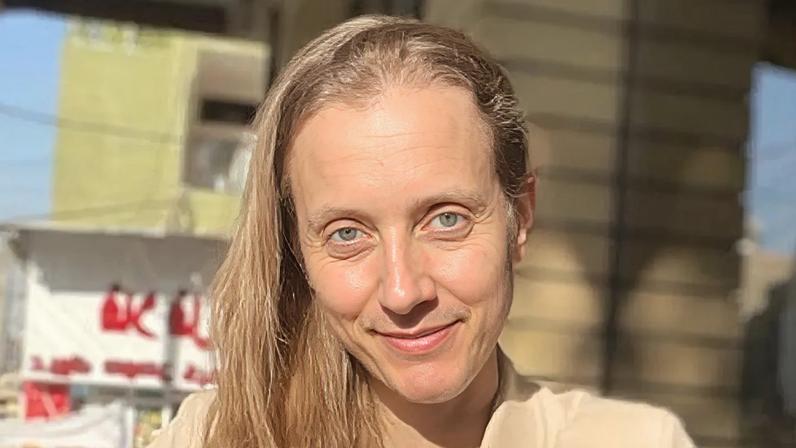 Milícia iraquiana apoiada pelo Irã diz libertará jornalista Shelly Kittleson