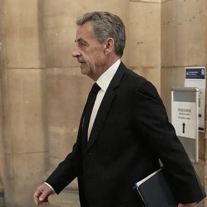 Sarkozy mantém inocência em julgamento sobre financiamento de eleição na Líbia