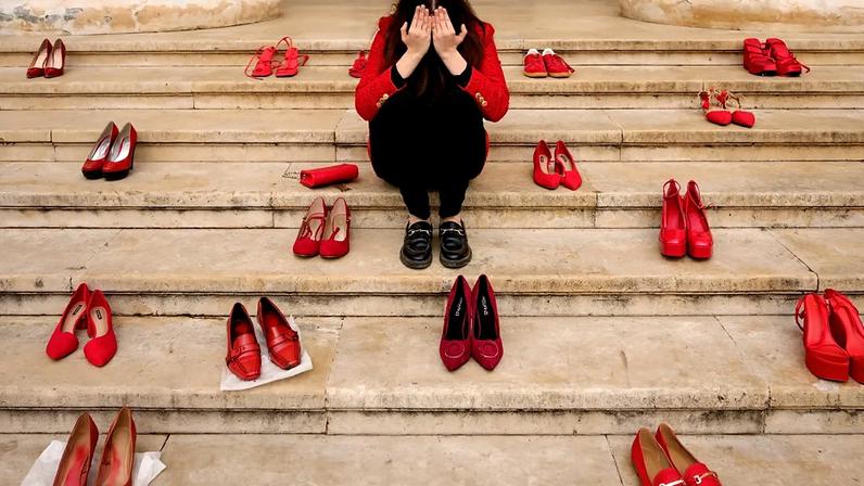 Protesto com sapatos vermelhos na Romênia aponta crise de femicídio