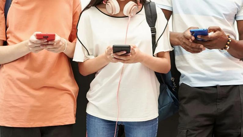 França avança em banir redes sociais para menores de 15 anos; detalhes dividem