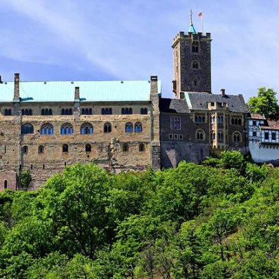Arqueólogo amador cava ruínas de castelo alemão sem autorização