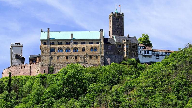 Arqueólogo amador cava ruínas de castelo alemão sem autorização