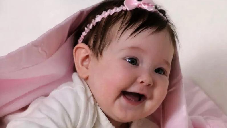 Descubra os 6 nomes de menina que são tendência em 2026. Opções raras como Elora e Calista ganham os cartórios com significados profundos