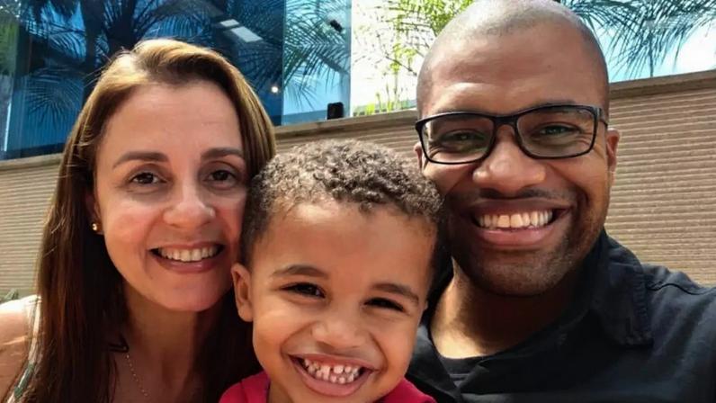 Lion ao lado da sua família