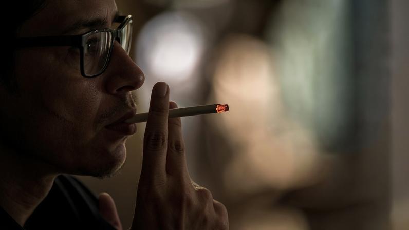 Homem fumando cigarro