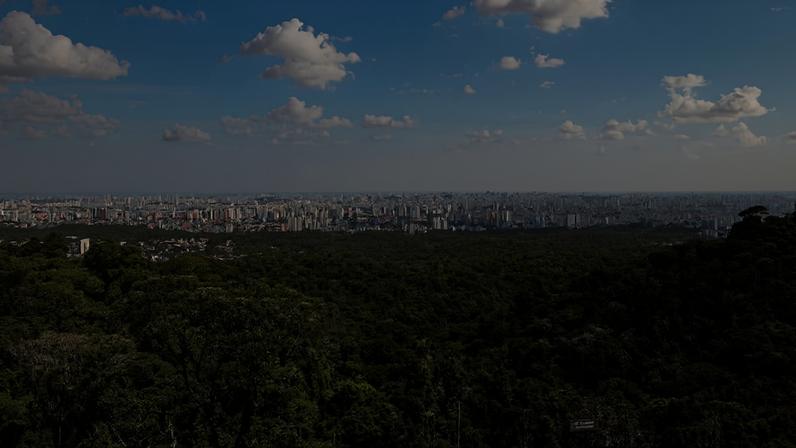 Vista da cidade a partir da Pedra Grande, no Parque da Cantareira, na zona norte de São Paulo, em dia de sol com poucas nuvens