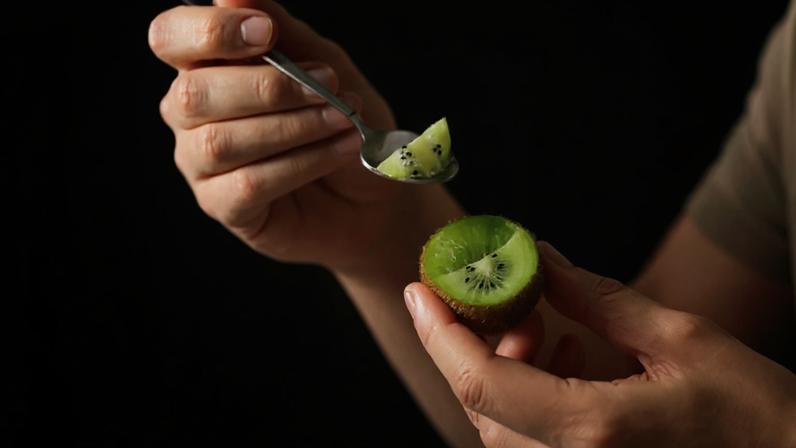 Qual fruta ajuda a dormir melhor? Entenda o que dizem os estudos