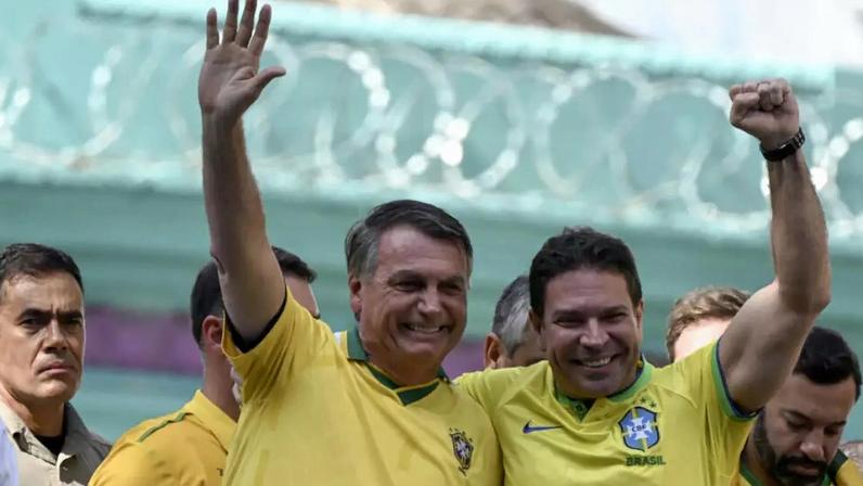 Por causa da trama golpista, o ex-presidente Jair Bolsonaro (à esquerda) e o ex-chefe da Abin Alexandre Ramagem foram condenados pelo STF em 2025.
