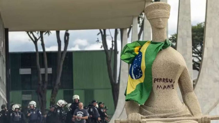 Estátua 'A Justiça', de Alfredo Ceschiatti, pichada por vândalos do 8 de janeiro, em frente à sede do STF, em Brasília