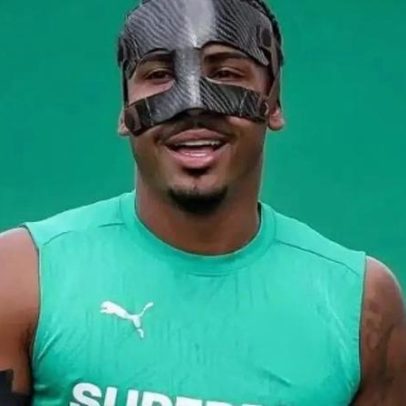 John Kennedy treina com máscara no Fluminense após pontos no rosto