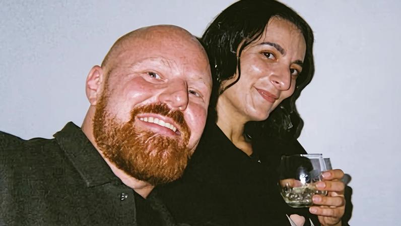 Momento em que nossos joelhos se tocaram e congelamos foi cinematográfico