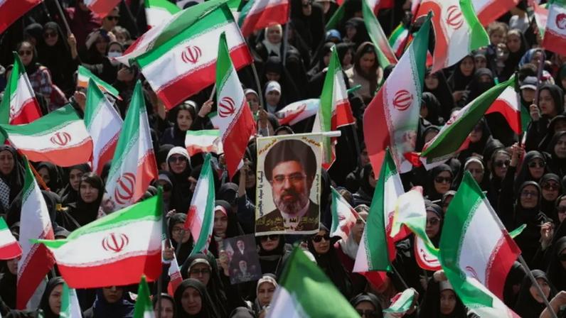 Imagem de Mojtaba Khamenei durante protesto de mulheres em Teerã contra EUA E Israel