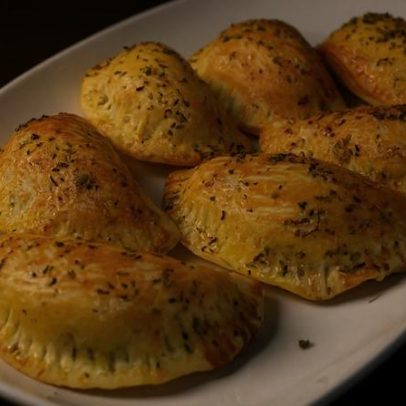 Pastel assado de carne com azeitona ganha versão leve