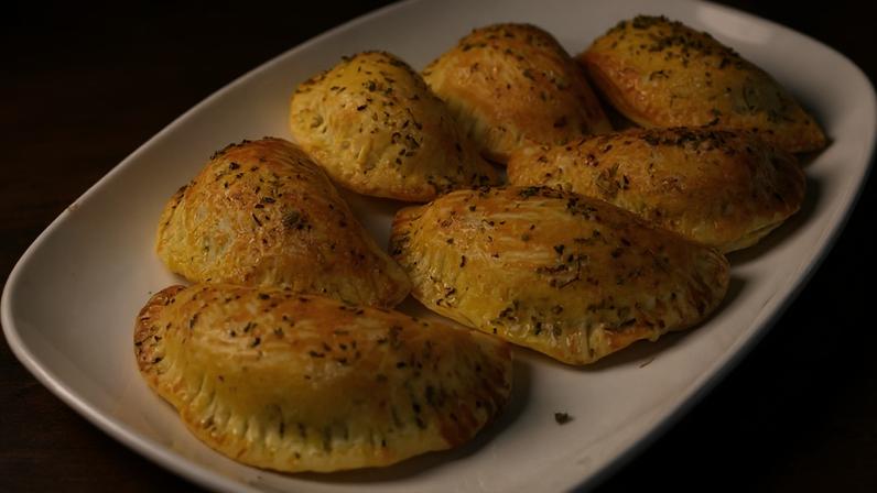 Pastel assado de carne com azeitona: sabor de boteco em uma versão leve