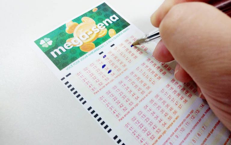 Apostador marca os números em volante da Mega-Sena; concurso 2988 acumulou e o próximo pode pagar R$ 17 milhões na quinta (26)