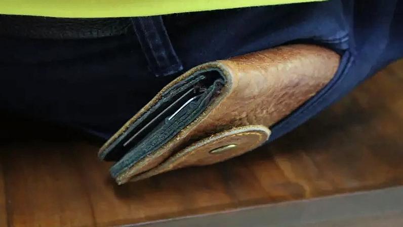 Síndrome da carteira: entenda o risco de sentar com o objeto no bolso