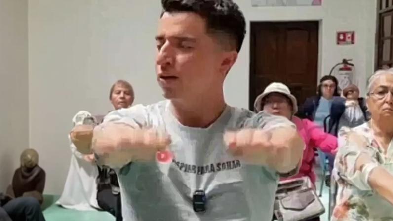 Pilates na cadeira para maiores de 60 anos: quatro exercícios simples para os braços para fazer sem sair de casa; eles melhoram a mobilidade articular e estabilizam o abdômen.