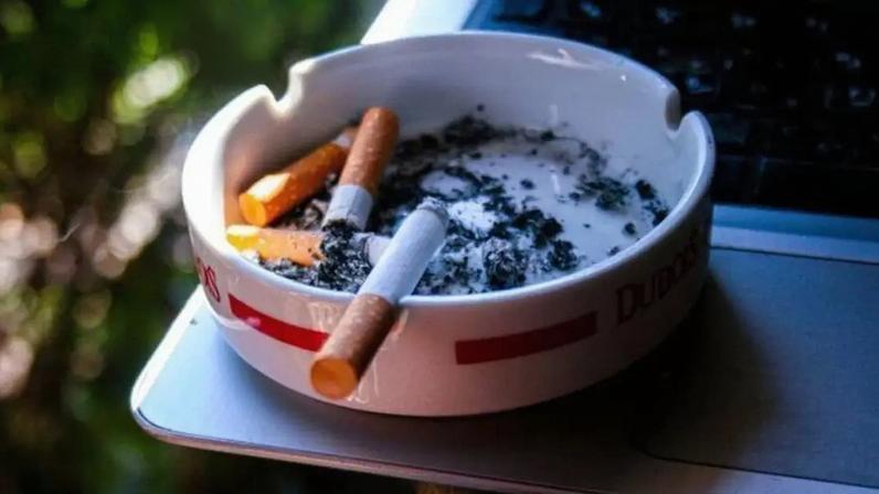 O Reino Unido aprovou uma lei que proíbe a venda de cigarros para menores de 17 anos.