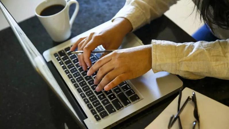 Uso de IA tem se tornado mais frequente antes de entrevista de emprego. Saiba otimizar seus prompts.