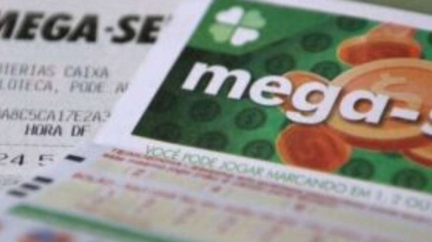 Talão da Mega-Sena e cupom de aposta.