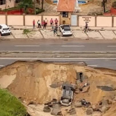 Cratera em rodovia no CE engole veículos e deixa vítima fatal em Aquiraz