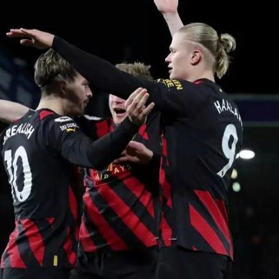 Jogador de futebol inglês é flagrado dormindo em festa na Inglaterra