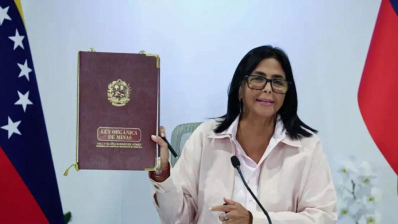 Delcy Rodríguez assinou legislação orgânica de mineração