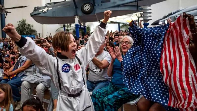 Americanos celebram retorno da Artemis 2, que concluiu com sucesso primeira viagem à órbita da lua em mais de meio século