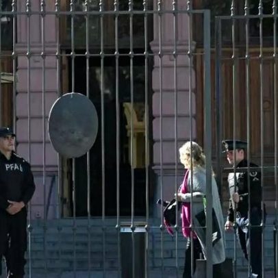 Milei barra imprensa na Casa Rosada e acusa jornalistas de espionagem