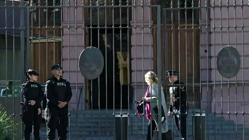 Uma mulher entra no palácio do governo Casa Rosada após o governo do presidente da Argentina, Javier Milei, ter proibido o acesso de jornalistas credenciados em Buenos Aires em 23 de abril de 2026.