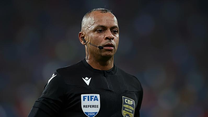 O árbitro brasileiro Wilton Pereira Sampaio –