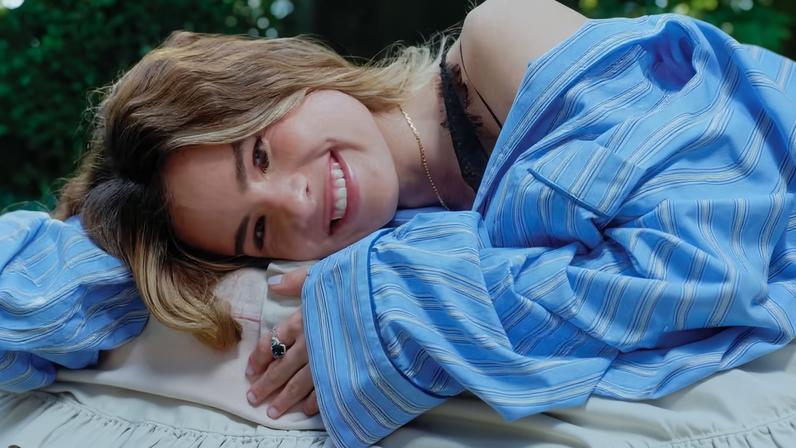 A atriz e cantora Giulia Be em ensaio para a capa da Glamour Abril — Foto: Glamour