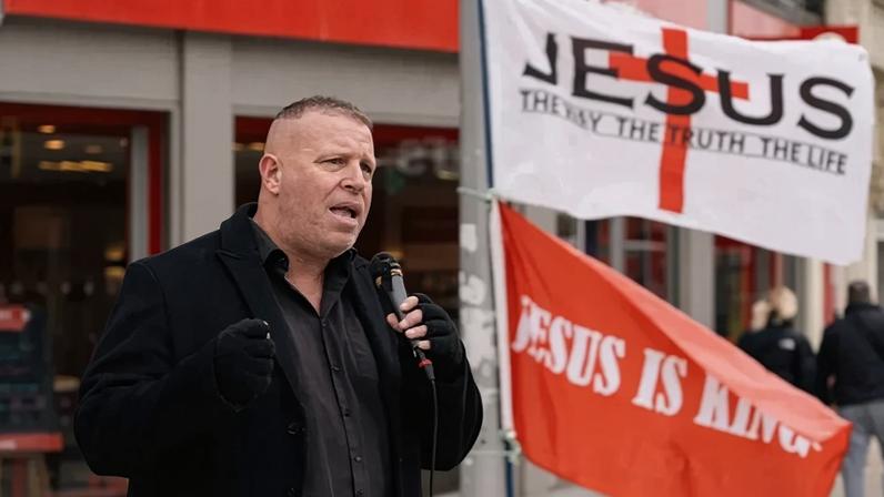 Pastor Stephen Clayden durante pregação pública em Colchester, na Inglaterra. (Foto: Christian Legal Centre)