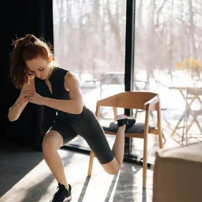 Cinco exercícios para definir glúteos em casa sem academia