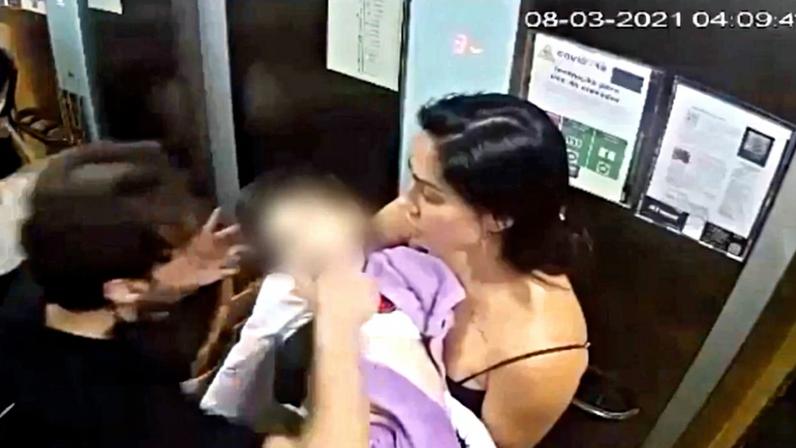 Jairinho e Monique carregam o menino Henry Borel em elevador do prédio em que moravam, no Rio de Janeiro