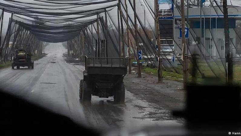 Rua protegida por redes antidrones em Drushkivka, em março de 2026
