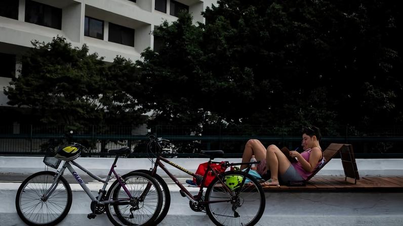 Pedestre descansa no Minhocão, via elevada da região central da capital paulista que fica fechada para carros aos domingos e feriados