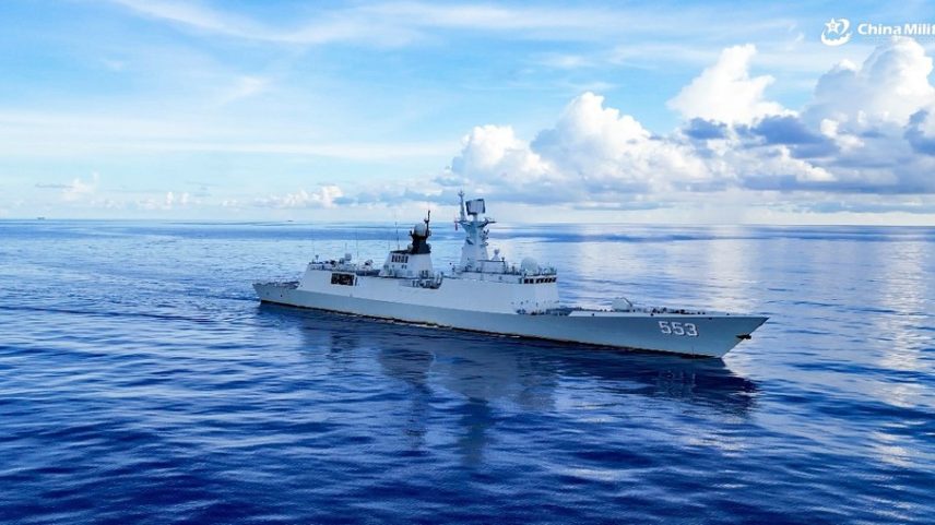 Fragata da Marinha chinesa navega em área não identificada durante exercício militar em setembro de 2025. — Foto: Yu Chuanjun e Liu Yuanquan/Ministério da Defesa da China