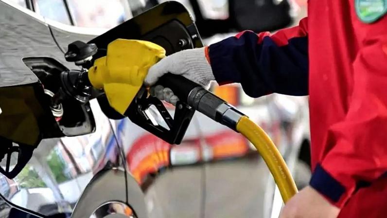 Frentista colocando gasolina em carro