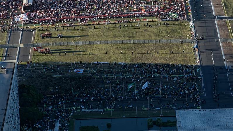 'Alvorada', documentário de Anna Muylaert e Lô Politi, acompanha cotidiano do 'bunker da resistência' de Dilma