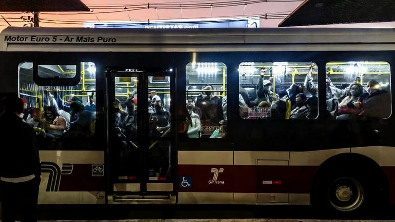 Ônibus lotado ao amanhecer na estrada do M'Boi Mirim, na região da praça Manoel Lopes