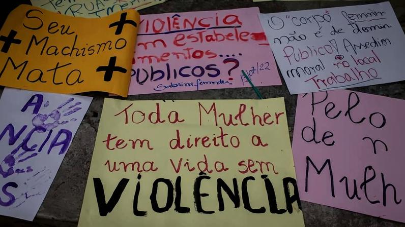 Cartazes de ato contra a violência obstétrica e estupro e pela dignidade e respeito as mulheres, na praça José Alves Lavouras, antiga praça Gil, em São João do Meriti, no Rio de Janeiro