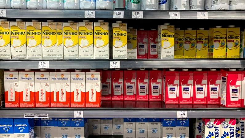 Caixas de leite em supermercado na zona oeste de São Paulo