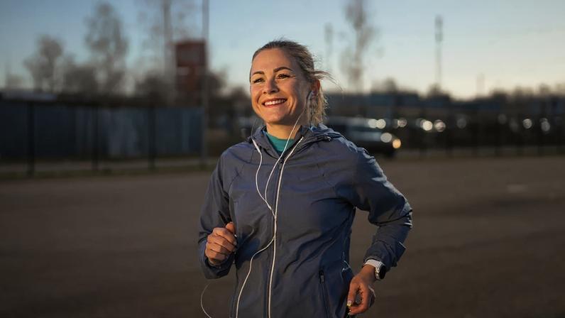 Estudos indicam que caminhar em ritmo acelerado em ambientes abertos ajuda a melhorar a saúde cardiovascular e mental após os 40 anos.
