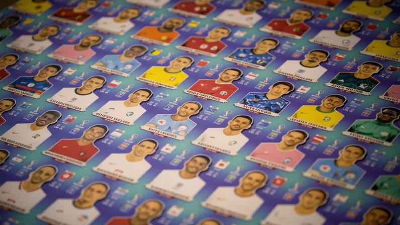 Produção das figurinhas do álbum da Copa do Mundo 2022 na fábrica da Editora Panini, em São Paulo